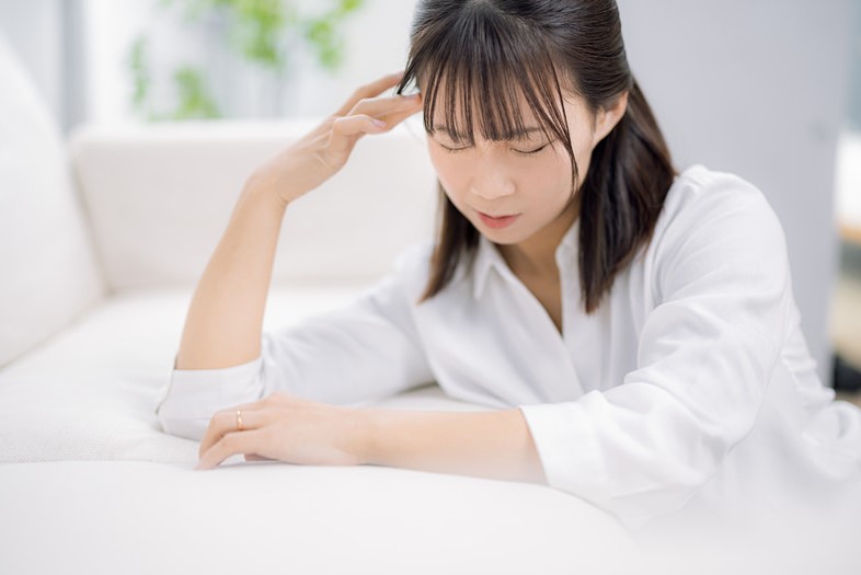 悩む女性
